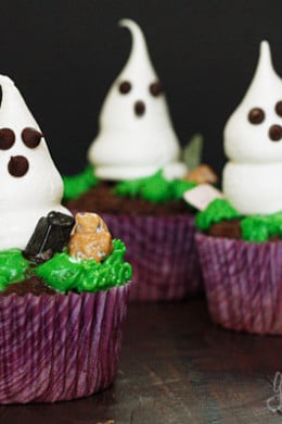 Cute little Halloween meringue ghosts made of sugar and egg whites, with mini chocolate chips for the eyes. Sweet, delicate and melt in your mouth, the flavors are reminiscent of a marshmallow.